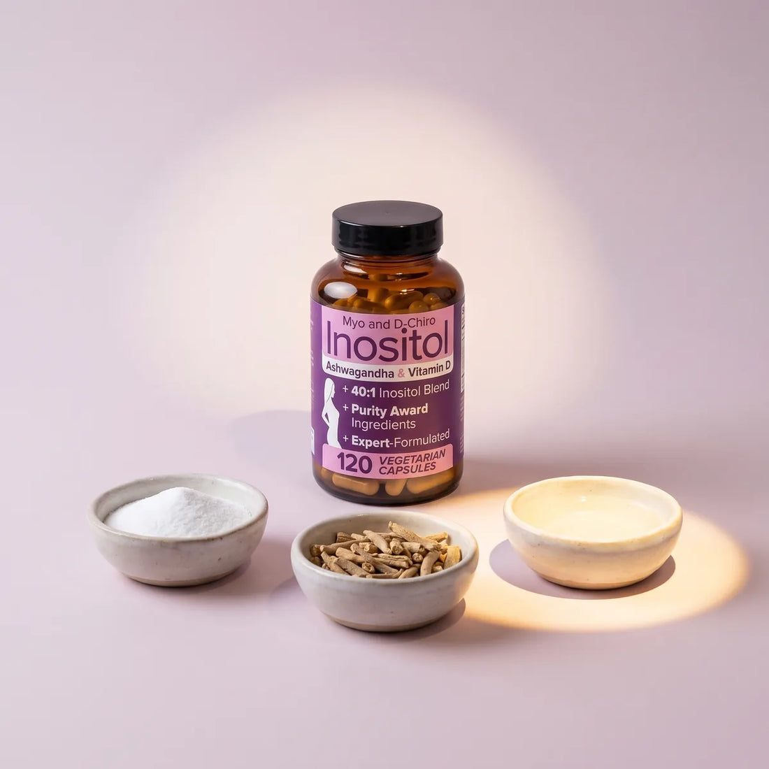 Frasco con tres cuencos: polvo de inositol, raíz de ashwagandha y luz de sol