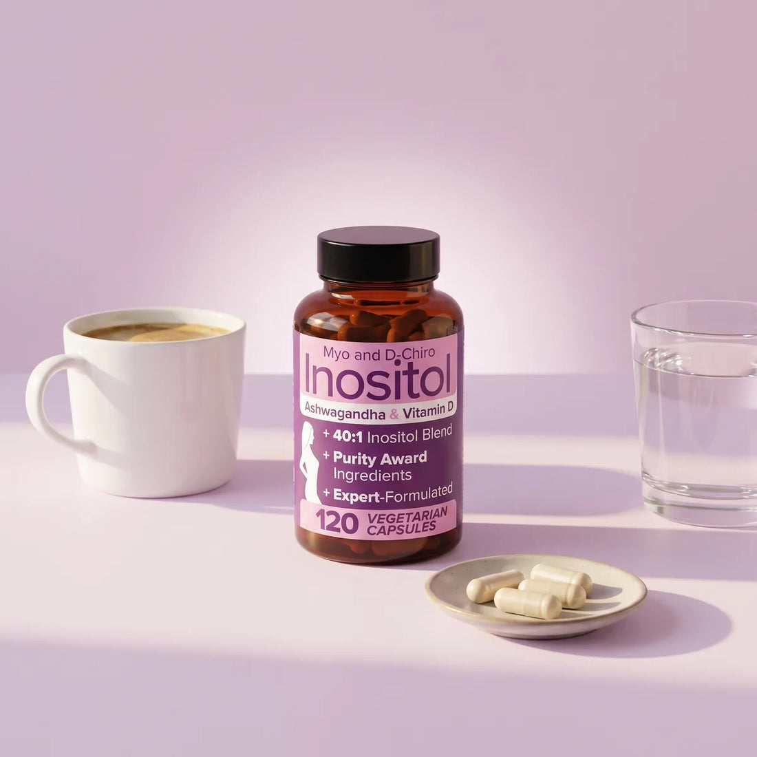 Frasco de inositol con café y vaso de agua en la mañana