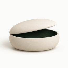 Escultura de cerámica mate: recipiente entreabierto con interior verde