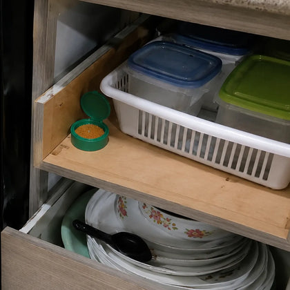 Estación de gel colocada dentro de un cajón de cocina