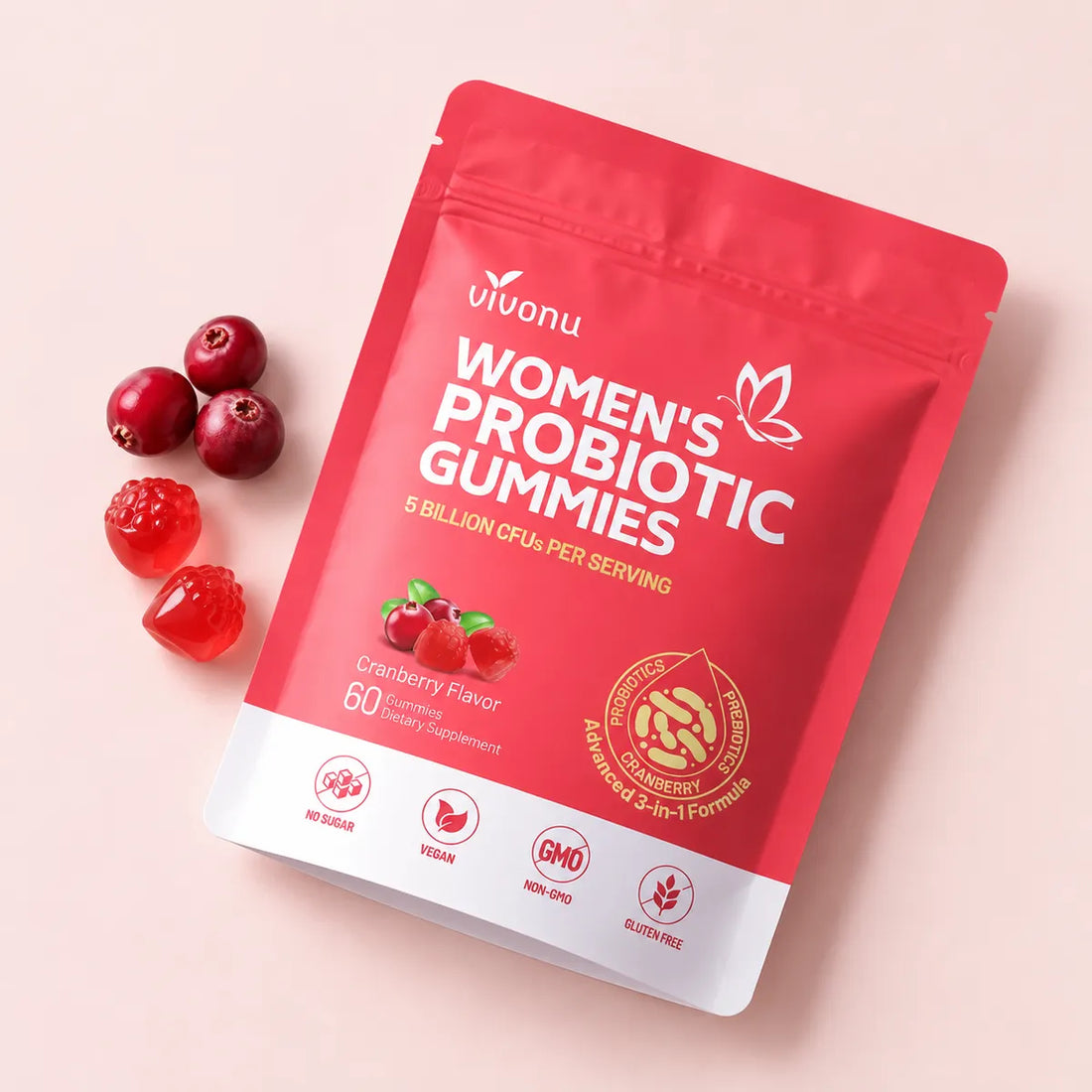 Gomitas rojas de arándano junto a su bolsa, con arándanos frescos