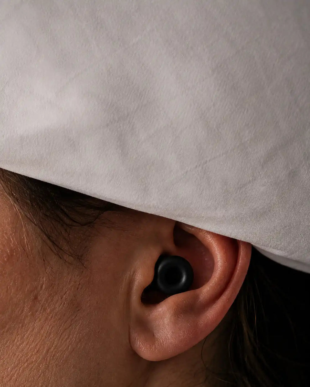 La misma oreja con SILENTIA a ras: la almohada apoya completamente plana