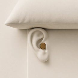 Escultura de una oreja con la almohada apoyando plana sobre una pieza enrasada