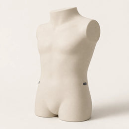 Torso escultórico con la línea de la cintura lisa y dos marcas en los costados