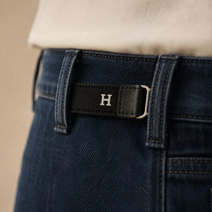 La pieza ya instalada y fija, plana contra la pretina del pantalón